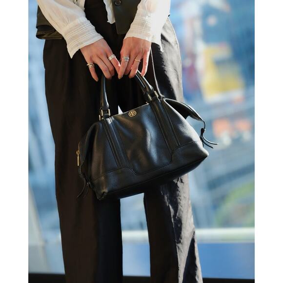 Tory Burch Black Leather Handbag
Very good condition 
Look at photos - Picture 2 of 15